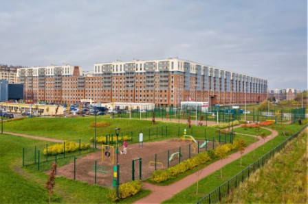 Жилой комплекс «Английская миля» расположен в Красносельском районе Санкт-Петербурга в окружении нескольких крупных парковых зон.